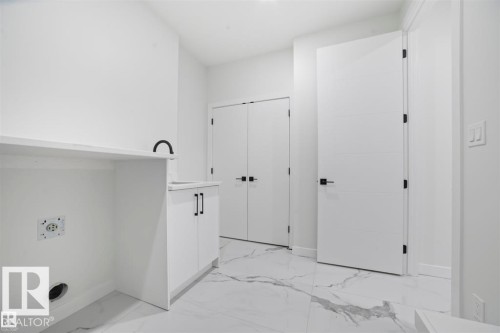 216 33 St, Edmonton, AB - Indoor Photo Showing Other Room