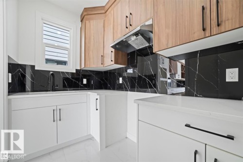 216 33 St, Edmonton, AB - Indoor Photo Showing Kitchen