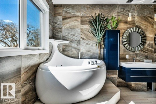 10920 96 Street, Edmonton, AB - Indoor Photo Showing Bathroom