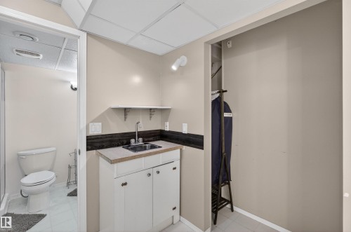 874 Ryan Place, Edmonton, AB - Indoor Photo Showing Bathroom