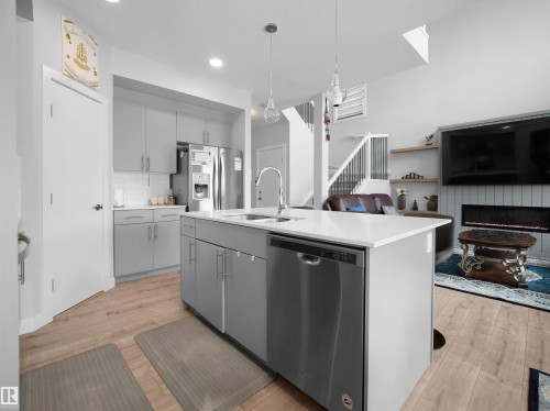 9143 Pear Drive, Edmonton, AB - Indoor Photo Showing Kitchen