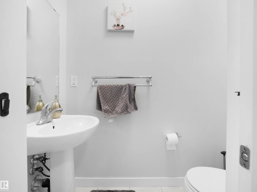 9143 Pear Drive, Edmonton, AB - Indoor Photo Showing Bathroom
