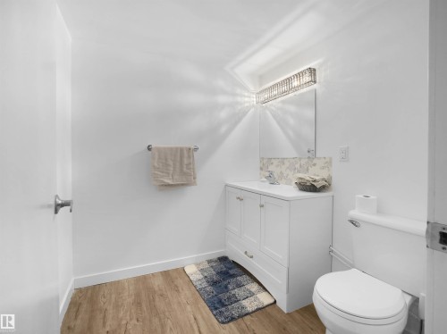 9143 Pear Drive, Edmonton, AB - Indoor Photo Showing Bathroom