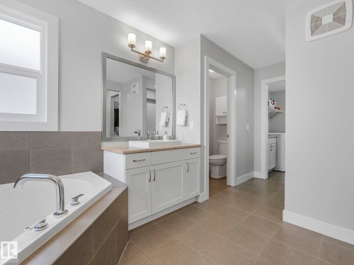 4260 Charles Close, Edmonton, AB - Indoor Photo Showing Bathroom