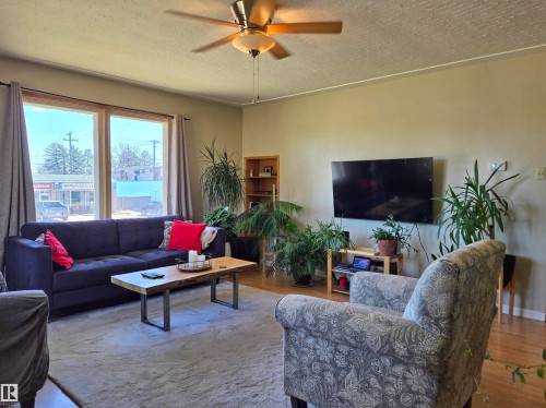 13220 132 Street, Edmonton, AB - Indoor Photo Showing Living Room
