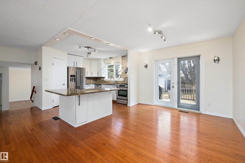 115 Walker Road, Edmonton, AB - Indoor Photo Showing Kitchen