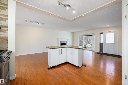 115 Walker Road, Edmonton, AB - Indoor Photo Showing Kitchen
