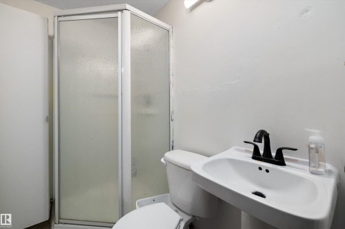 115 Walker Road, Edmonton, AB - Indoor Photo Showing Bathroom