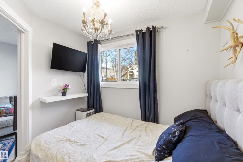 105 10230 120 Street Nw, Edmonton, AB - Indoor Photo Showing Bedroom
