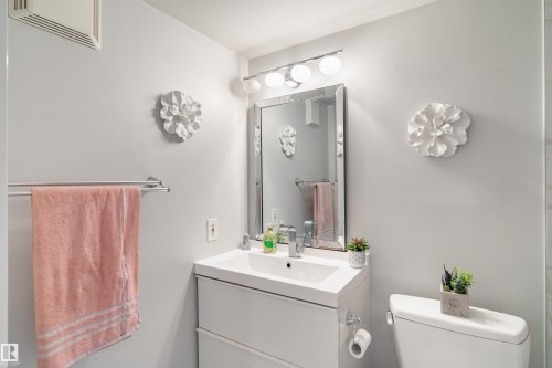 105 10230 120 Street Nw, Edmonton, AB - Indoor Photo Showing Bathroom