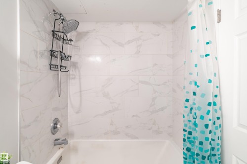 105 10230 120 Street Nw, Edmonton, AB - Indoor Photo Showing Bathroom