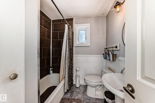 12146 95 Street, Edmonton, AB - Indoor Photo Showing Bathroom