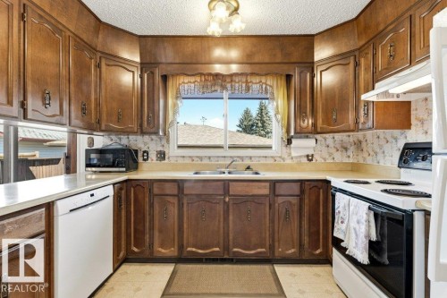 35 Oatway Drive, Stony Plain, AB - Indoor Photo Showing Kitchen With Double Sink