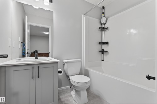 5348 Lark Landing, Edmonton, AB - Indoor Photo Showing Bathroom