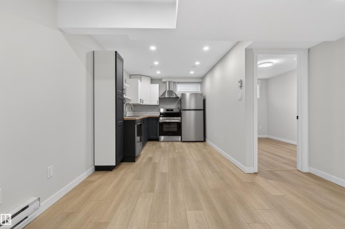 5348 Lark Landing, Edmonton, AB - Indoor Photo Showing Kitchen