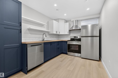 5348 Lark Landing, Edmonton, AB - Indoor Photo Showing Kitchen