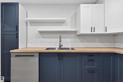 5348 Lark Landing, Edmonton, AB - Indoor Photo Showing Kitchen