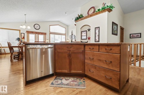 5 Richelieu Place, Beaumont, AB - Indoor Photo Showing Kitchen