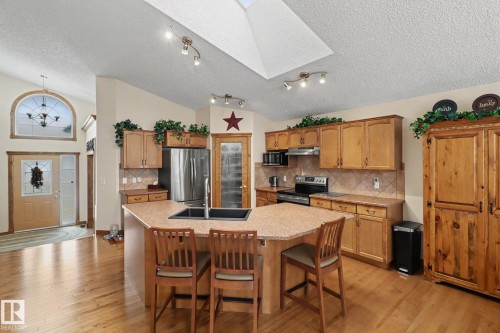5 Richelieu Place, Beaumont, AB - Indoor Photo Showing Kitchen
