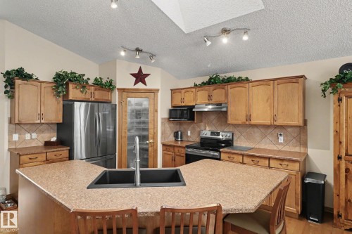 5 Richelieu Place, Beaumont, AB - Indoor Photo Showing Kitchen