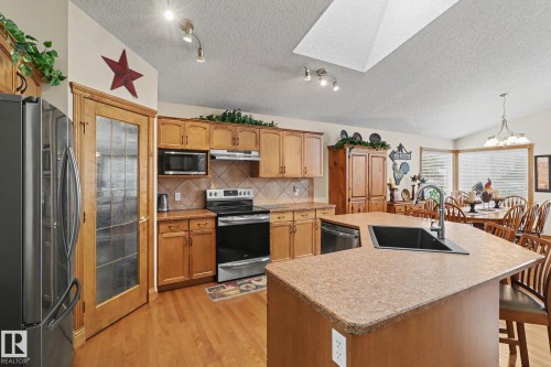 5 Richelieu Place, Beaumont, AB - Indoor Photo Showing Kitchen