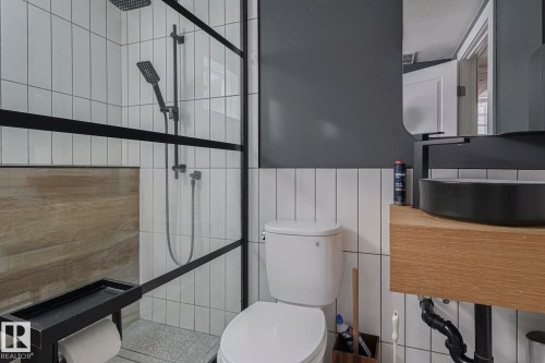 13519 107A Avenue, Edmonton, AB - Indoor Photo Showing Bathroom