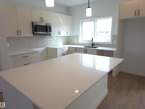 43 Eton Link, Spruce Grove, AB - Indoor Photo Showing Kitchen With Upgraded Kitchen