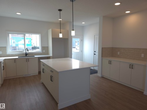 43 Eton Link, Spruce Grove, AB - Indoor Photo Showing Kitchen With Upgraded Kitchen