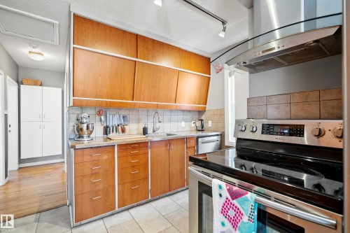 8946 80 Avenue, Edmonton, AB - Indoor Photo Showing Kitchen