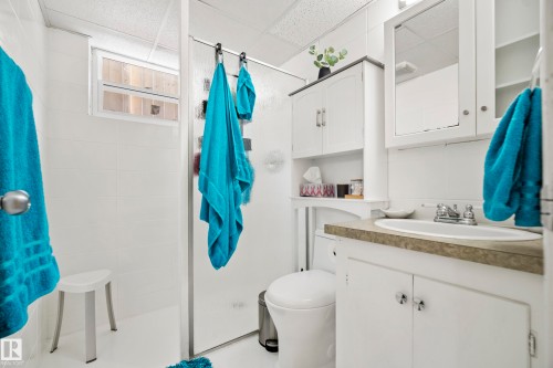 8946 80 Avenue, Edmonton, AB - Indoor Photo Showing Bathroom