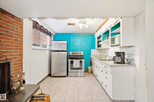 8946 80 Avenue, Edmonton, AB - Indoor Photo Showing Kitchen