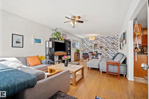 8946 80 Avenue, Edmonton, AB - Indoor Photo Showing Living Room