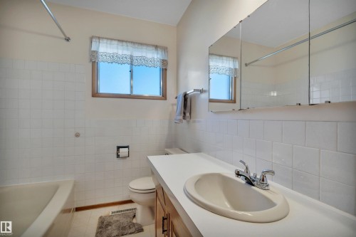 6208 94A Avenue, Edmonton, AB - Indoor Photo Showing Bathroom