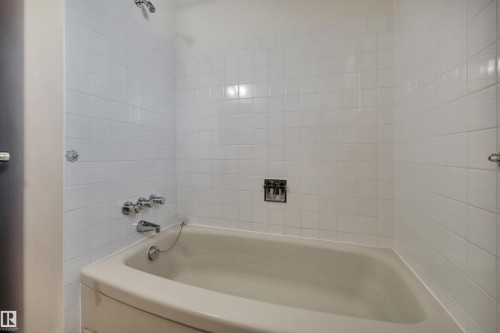 6208 94A Avenue, Edmonton, AB - Indoor Photo Showing Bathroom