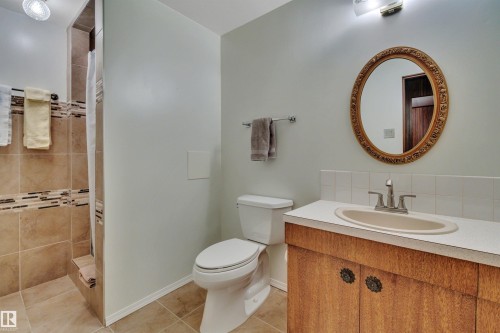 6208 94A Avenue, Edmonton, AB - Indoor Photo Showing Bathroom