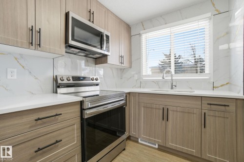 5538 145 Avenue, Edmonton, AB - Indoor Photo Showing Kitchen With Upgraded Kitchen