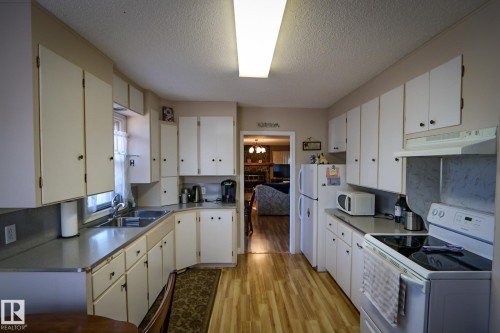 400 60501 Range Road 120, Rural St. Paul County, AB - Indoor Photo Showing Kitchen With Double Sink