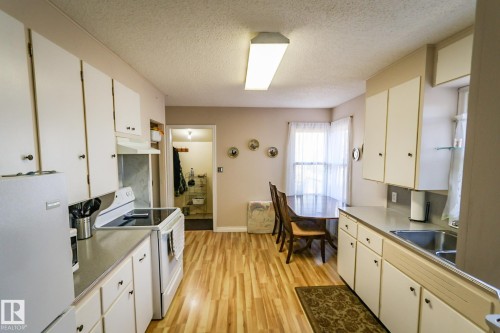 400 60501 Range Road 120, Rural St. Paul County, AB - Indoor Photo Showing Kitchen With Double Sink