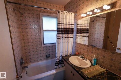 400 60501 Range Road 120, Rural St. Paul County, AB - Indoor Photo Showing Bathroom