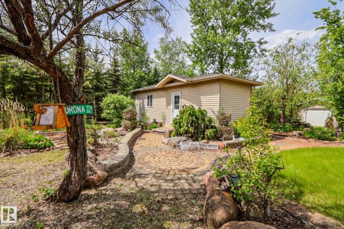 Detached structure with horizontal siding and a white entry door - 400 60501 Range Road 120, Rural St. Paul County, AB - Outdoor