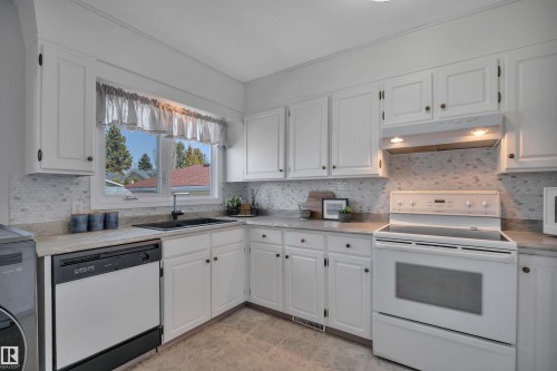 4410 42B Avenue, Leduc, AB - Indoor Photo Showing Kitchen With Double Sink
