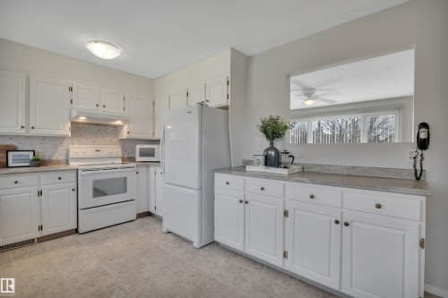 4410 42B Avenue, Leduc, AB - Indoor Photo Showing Kitchen