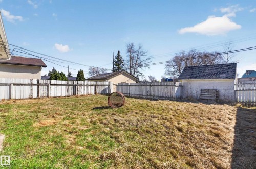 Expansive fenced backyard featuring a detached accessory structure and a perimeter privacy fence - 5 Linden St, Spruce Grove, AB - Outdoor