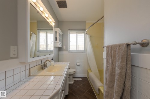 15972 110B Avenue, Edmonton, AB - Indoor Photo Showing Bathroom