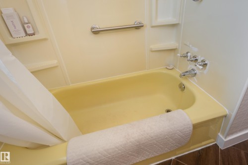 15972 110B Avenue, Edmonton, AB - Indoor Photo Showing Bathroom