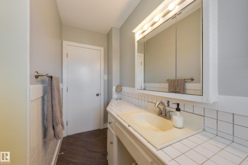15972 110B Avenue, Edmonton, AB - Indoor Photo Showing Bathroom