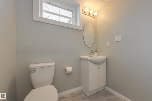 15972 110B Avenue, Edmonton, AB - Indoor Photo Showing Bathroom