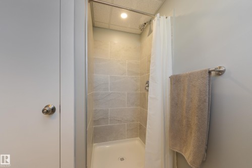 15972 110B Avenue, Edmonton, AB - Indoor Photo Showing Bathroom