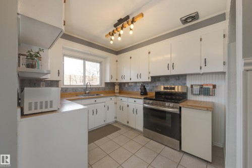15972 110B Avenue, Edmonton, AB - Indoor Photo Showing Kitchen