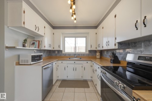 15972 110B Avenue, Edmonton, AB - Indoor Photo Showing Kitchen